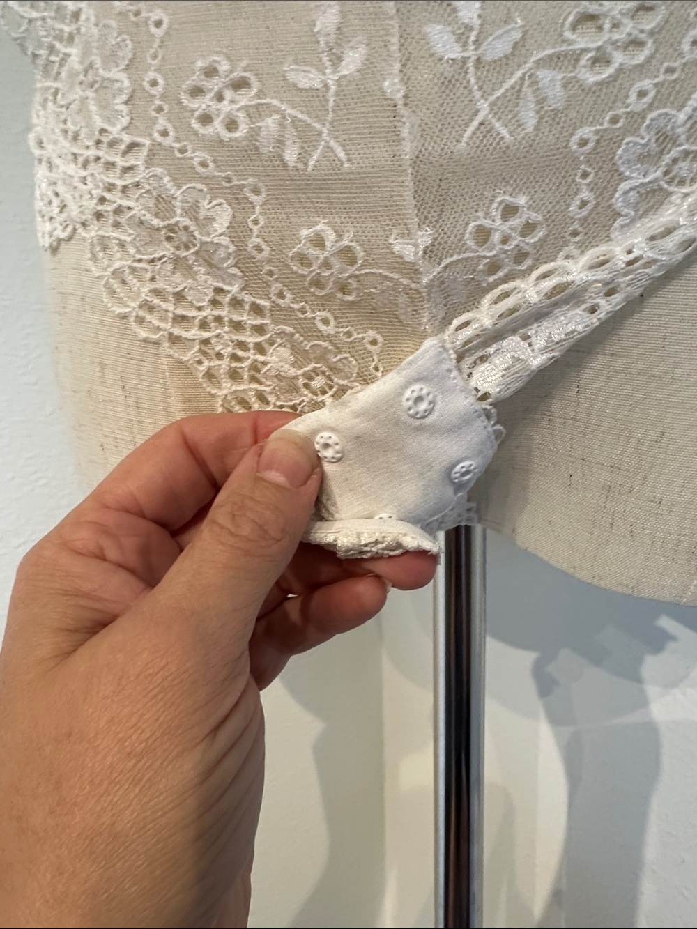 Delicate White Lace Bridal Lingere with Floral Embroidery and two lace garter - Picture 7 of 9